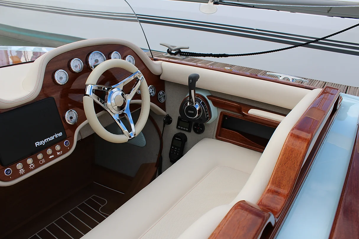 Fairey Marine Sabre 19 Boat controls